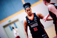 Plonu ledu vaikščiojusi LCC ekipa išvargo pergalę prieš estes